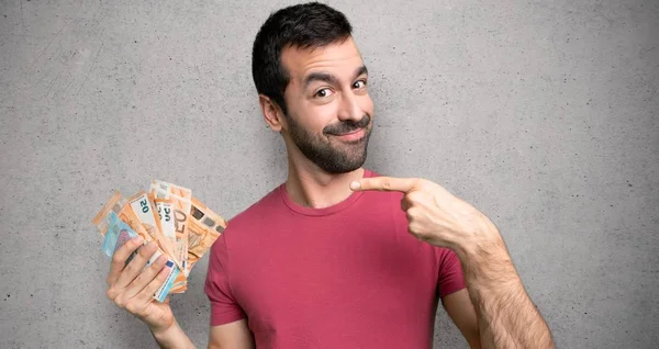 Hombre Tomando Montón Dinero Sosteniendo Espacio Copia Imaginario Palma Mano — Foto de Stock