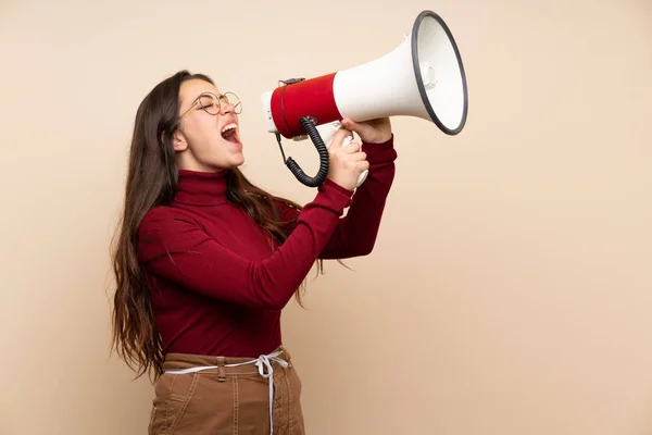 Menina Adolescente Com Óculos Gritando Através Megafone — Fotografia de Stock