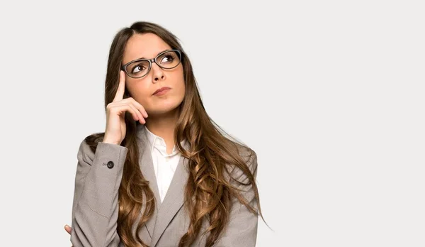 Mujer Negocios Teniendo Dudas Pensando Sobre Fondo Gris Aislado —  Fotos de Stock