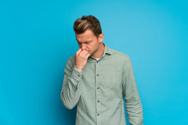 Blonde Man Isolated Blue Wall Having Doubts — Stock Photo, Image