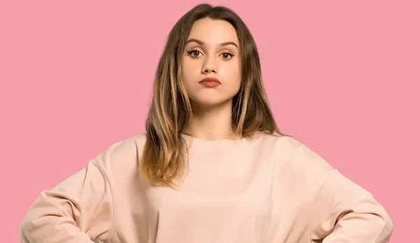 Teenager Mädchen Mit Rosa Pullover Wütend Über Isolierte Rosa Hintergrund — Stockfoto