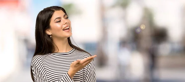 Tiener Meisje Met Gestreept Shirt Presenteren Een Idee Terwijl Het — Stockfoto