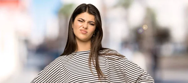 Adolescente Chica Con Camisa Rayas Enojado Aire Libre —  Fotos de Stock