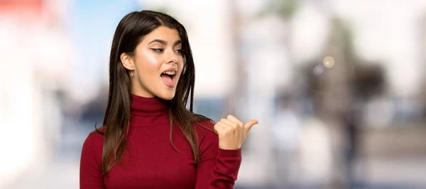 Teenager Girl Turtleneck Pointing Side Present Product Outdoors — Stock Photo, Image