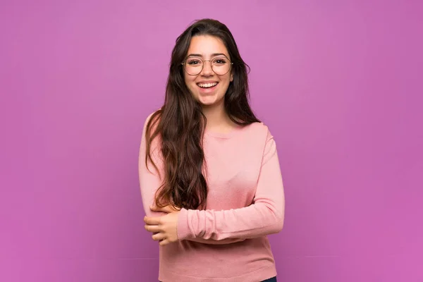 Tiener Meisje Paarse Muur Houden Van Armen Gekruist Frontale Positie — Stockfoto