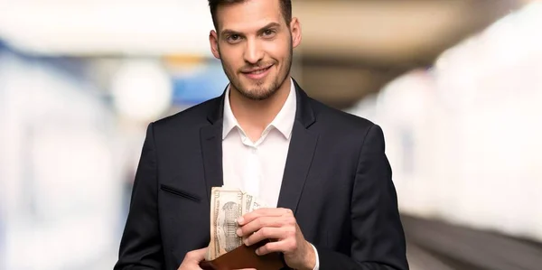 Bonito Homem Negócios Segurando Uma Carteira Ambientes Fechados — Fotografia de Stock