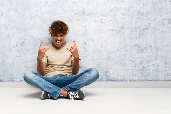 Jeune Homme Afro Américain Assis Sur Sol Faisant Geste Rock — Photo