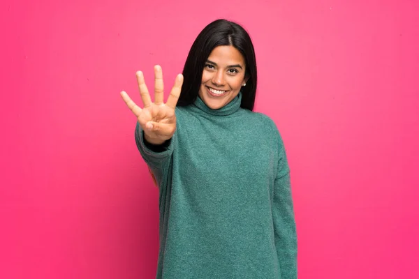 Νεαρή Κολομβιανή Πράσινο Πουλόβερ Χαρούμενη Και Μετρώντας Τέσσερα Δάχτυλα — Φωτογραφία Αρχείου