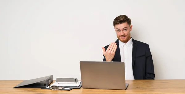 Empresario Una Oficina Invitando Venir Con Mano Feliz Que Hayas — Foto de Stock