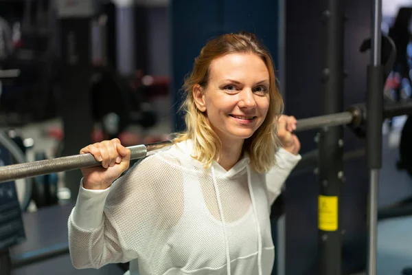 Mutlu spor kadın bir spor salonunda halter yapma