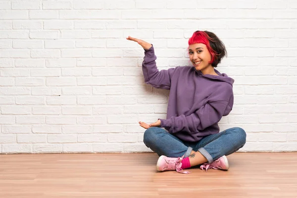 Mujer Joven Con Cabello Rosa Sentada Suelo Sosteniendo Espacio Para — Foto de Stock