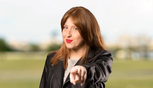 Jonge Redhead Vrouw Wijst Vinger Met Een Zelfverzekerde Uitdrukking Bij — Stockfoto