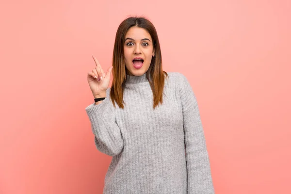 Mujer Joven Sobre Pared Rosa Con Intención Realizar Solución Mientras — Foto de Stock