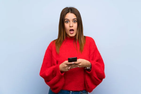 Mujer Joven Sobre Aislada Pared Azul Sorprendida Enviando Mensaje — Foto de Stock