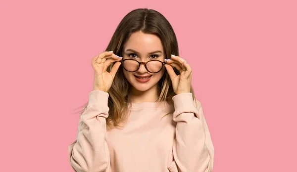 Teenagerka Růžovým Svetrem Brýlemi Překvapena Přes Izolované Růžové Pozadí — Stock fotografie