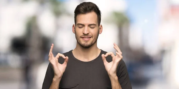 Homem Com Camisa Preta Pose Zen Livre — Fotografia de Stock