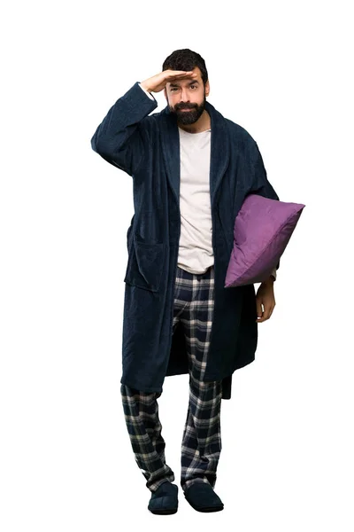 Homme Avec Barbe Pyjama Regardant Loin Avec Main Pour Regarder — Photo