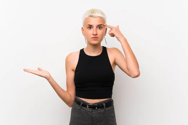 Teenager Mädchen Mit Kurzen Haaren Über Weißer Wand Macht Die — Stockfoto