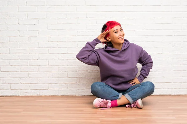 Mujer Joven Con Pelo Rosa Sentado Suelo Escuchando Algo Poniendo — Foto de Stock