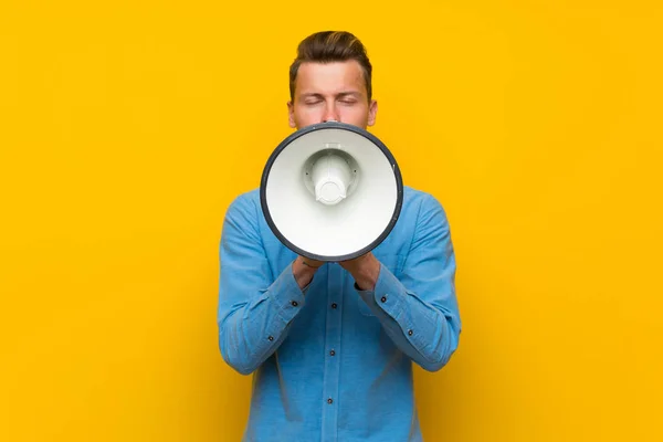 Blonde Man Geïsoleerde Gele Muur Schreeuwen Door Een Megafoon — Stockfoto