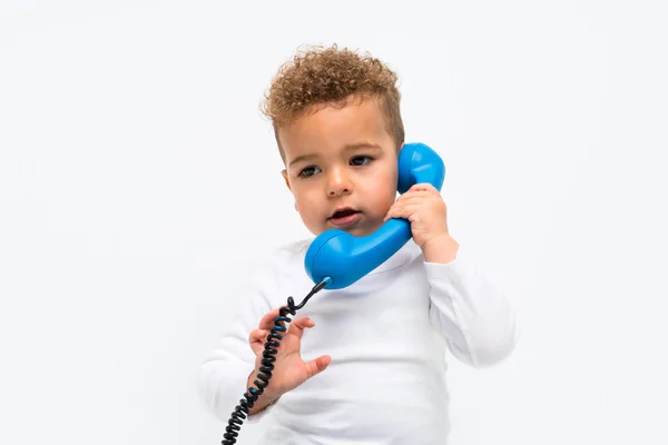 Enfant Sur Fond Blanc Isolé Parlant Téléphone Vintage — Photo