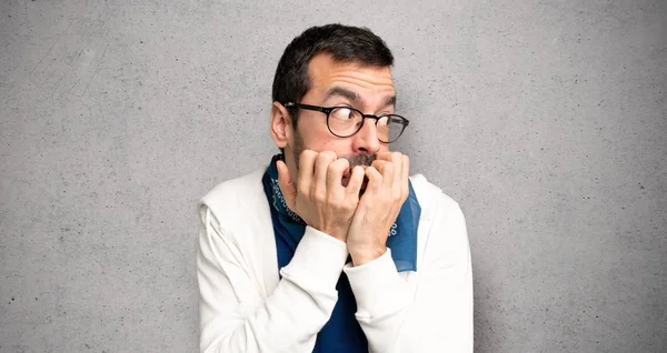 Hombre Guapo Con Gafas Poco Nervioso Asustado Poniendo Las Manos —  Fotos de Stock