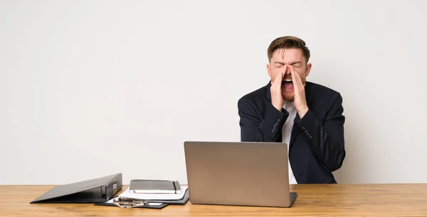 Empresario Una Oficina Gritando Anunciando Algo — Foto de Stock