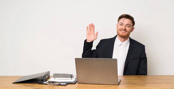 Empresario Una Oficina Saludando Con Mano Con Expresión Feliz —  Fotos de Stock