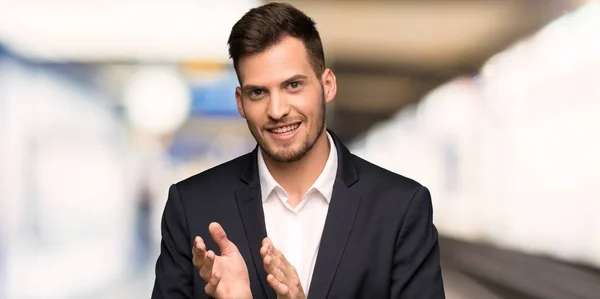 Beau Homme Affaires Applaudissant Après Présentation Dans Une Conférence Intérieur — Photo