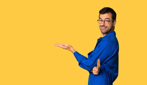 Pintor Homem Apresentando Uma Ideia Enquanto Olha Sorrindo Direção Fundo — Fotografia de Stock