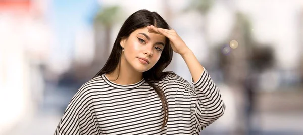 Adolescente Chica Con Camisa Rayas Mirando Lejos Con Mano Para — Foto de Stock