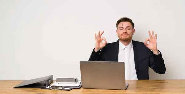 Homme Affaires Dans Bureau Pose Zen — Photo