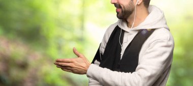 Spor adam bir parkta iyi bir anlaşma sonra el sallayarak