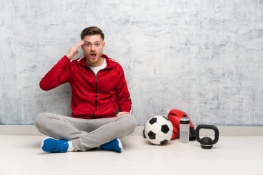 Redhead spor adam sadece bir şey fark etti ve çözüm niyetinde