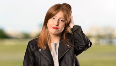 Hayal kırıklığı ve açık havada anlayış değil bir ifade ile genç Redhead kadın