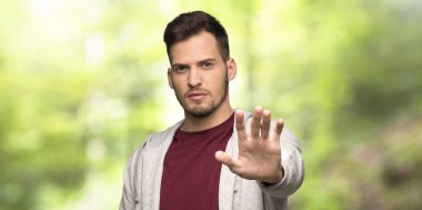 Sweatshirt yapan adam bir parkta yanlış düşünen bir durumu inkar etme jest yapma