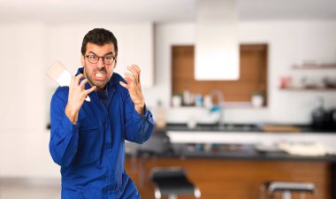 Ressam adam evde öfkeli jest kızgın rahatsız