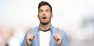 Şaşırttı ve açık havada yukarıyı yakışıklı adam