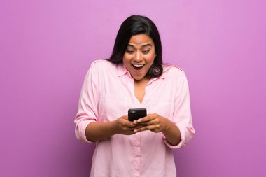 Kolombiyalı genç kız şaşırttı ve ileti gönderme mor duvarın üzerinden