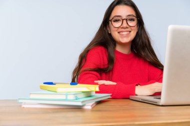 Bir masada okuyan mutlu genç öğrenci kız