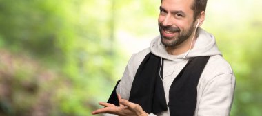 Bir parkta kafa çizilirken arka pozisyonda spor adam geri bakıyor