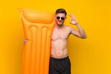 Yaz tatillerinde redhead adam parmakları ile ok işareti gösteren