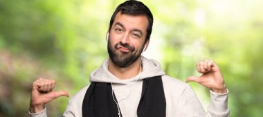 Spor adam gurur ve kendini bir parkta kendinizi konsept sevgi memnun