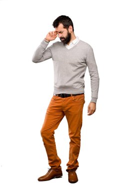 Yorgun ve hasta ifade izole beyaz arka plan üzerinde olan yakışıklı adam