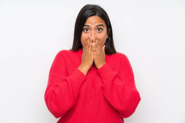 Sürpriz yüz ifadesi ile gözlük ile genç Kolombiyalı Kız