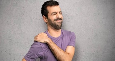 Dokulu duvar üzerinde bir çaba vardı için omuz ağrısı muzdarip yakışıklı adam