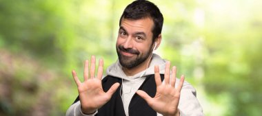 Spor adam bir parkta parmaklarla on sayma