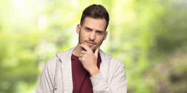 Bir parkta Sweatshirt düşünme ile adam