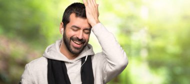 Spor adam sadece bir şey fark etti ve bir parkta çözüm niyetine sahip