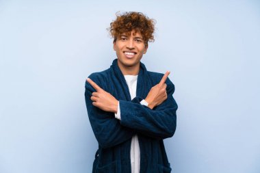 Genç Afro-Amerikalı pijamalı adam yan taraftakileri işaret ediyor. Şüpheleri var.